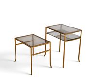 Deux petites tables bout de canapé en fer forgé doré et plat…
