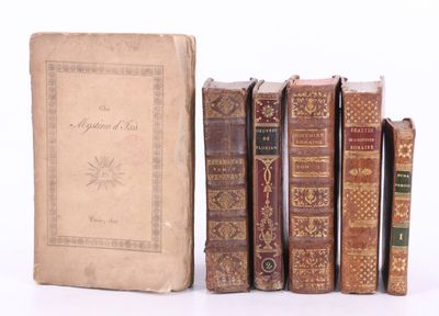 plusieurs vieux livres posés les uns sur les autres sur une surface blanche