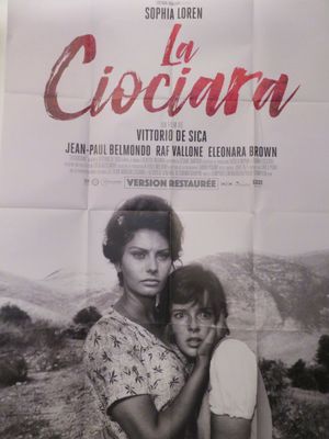 une vieille affiche de cinéma représentant une femme tenant un enfant dans ses bras
