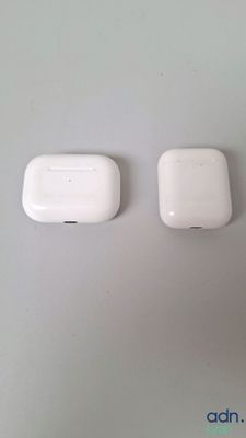 Deux AirPods d'Apple sont posés l'un à côté de l'autre sur une table