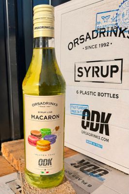 une bouteille de macaron posée sur une table à côté d'une boîte