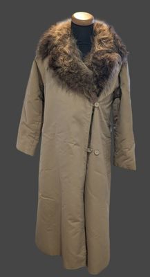 un manteau à col de fourrure sur un mannequin