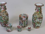 trois vases et deux tasses posés les uns à côté des autres