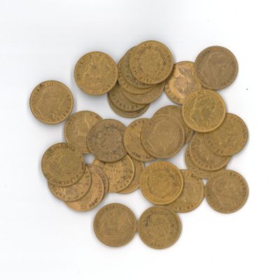 une pile de vieilles pièces de monnaie sur une surface blanche