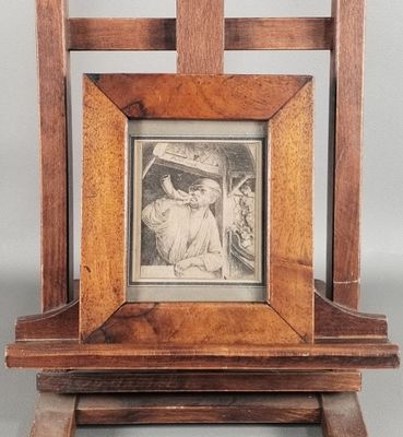 une photo d'une photo représentant une femme coiffée d'un chapeau, dans un cadre en bois