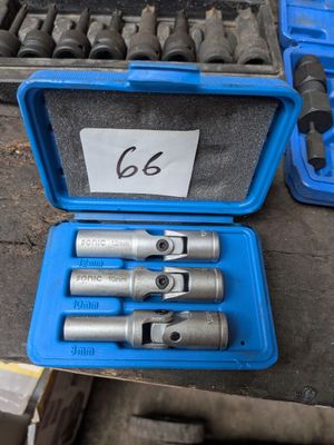 une mallette bleue contenant six outils, posée sur une table