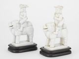 deux figurines représentant un homme à cheval et un mouton