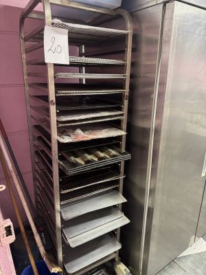 une photo d'un four professionnel contenant des plateaux de plats