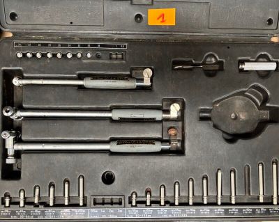 un coffret d'outils contenant une règle et d'autres outils