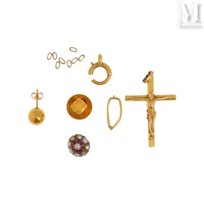une photo d'une collection de bijoux en or comprenant une croix, une bague, une bague et une bague