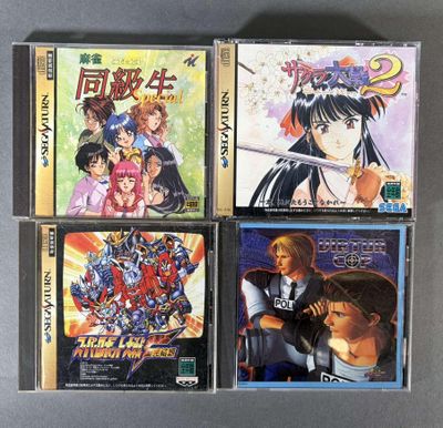 un lot de quatre CD d'anime posés sur une table