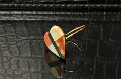 une bague avec un motif en forme de cœur