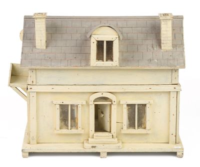 une maison de poupées blanche avec un toit et des fenêtres gris