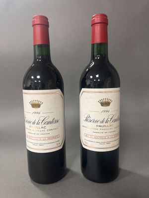 deux bouteilles de vin rouge posées l'une à côté de l'autre sur une table