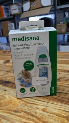 une boîte posée sur une table, sur laquelle se trouve un thermomètre
