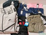 un tas de vêtements et un sac posés sur une table