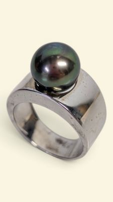 an image of a ring with a black pearl on it