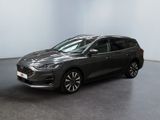Une Ford Mondeo grise est garée dans une grande pièce
