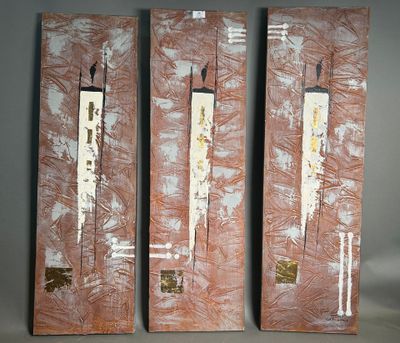 trois œuvres d'art exposées sur un mur