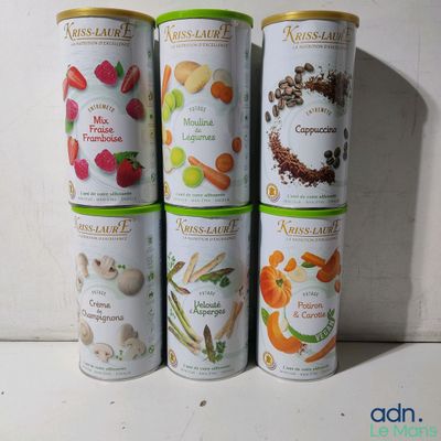 quatre boîtes de fruits et légumes assortis posées sur une table
