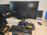 un bureau d'informatique équipé de deux écrans, d'un clavier et d'un ordinateur portable