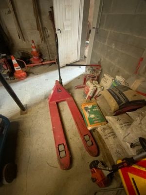 une photo d'un chariot élévateur dans un garage