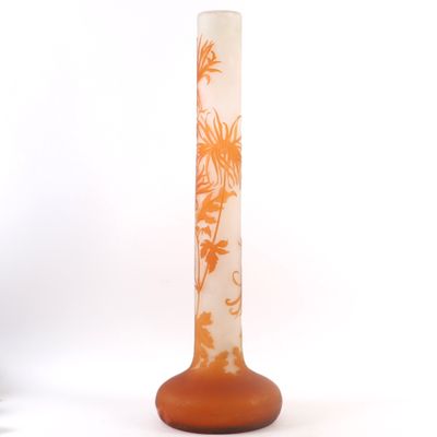 un grand vase en verre orné d'un motif floral