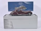 une voiture jouet posée sur une boîte