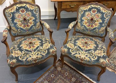 deux chaises avec rembourrage floral rembourrage rembourrage rembourrage rembourrage rembourrage rembourrage rembourrage