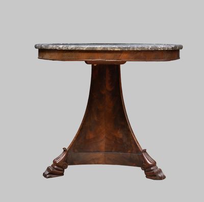 une table ronde avec un plateau en marbre et un piètement en bois