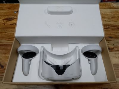 une boîte contenant une télécommande et une manette