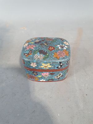une petite boîte bleue posée par terre