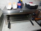une photo d'un four grille-pain rempli de plats