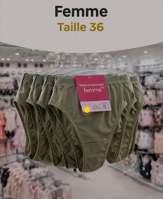 un présentoir de sous-vêtements dans un magasin, avec une étiquette de prix