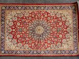 un tapis rouge et bleu à motifs de médaillons