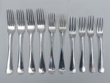 six fourchettes et un couteau sur une table