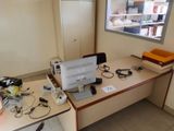 un bureau avec un ordinateur dans une pièce