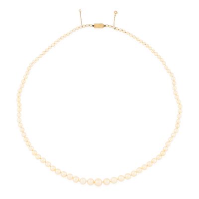 un collier de perles blanches avec un fermoir en or