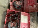 une boîte à outils rouge qui contient tout un tas d'outils