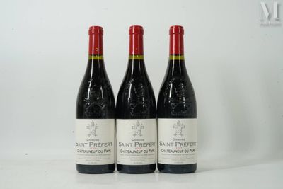 trois bouteilles de vin posées sur une table l'une à côté de l'autre
