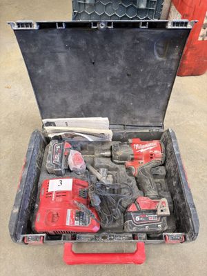 une trousse à outils dans une mallette posée par terre