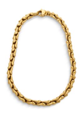 un collier en or sur fond blanc