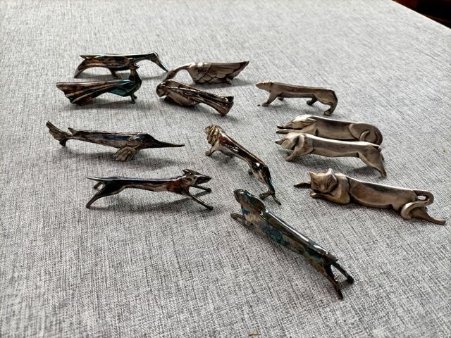 12 porte-couteaux en métal argenté figurant des animaux, vers 193