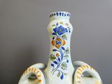 un vase blanc orné d'un motif bleu et jaune