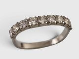 gros plan d'une bague en diamant sur fond blanc