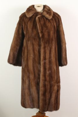 une image d'un manteau de fourrure sur un mannequin