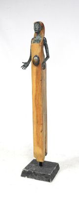 une statue représentant une femme tenant un morceau de bois