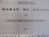 un gros plan sur un vieux livre dont la couverture est en noir et blanc