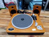 une platine équipée de haut-parleurs et d'un lecteur de disques