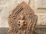 une petite statue représentant un homme avec un crâne sur la tête